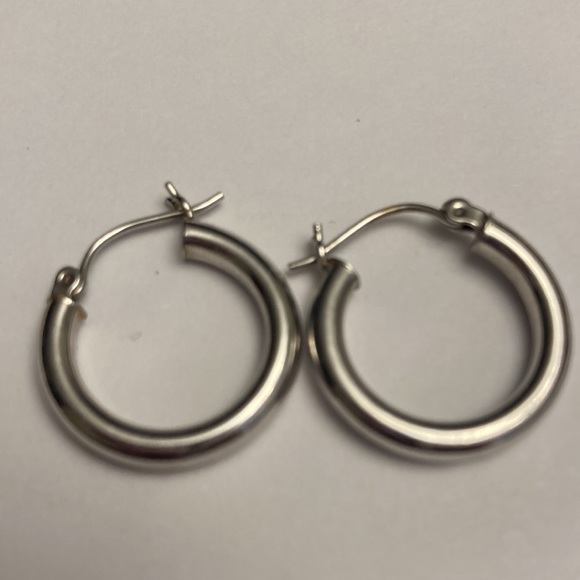 Small Simple Classic Silver Tone Hoop Earrings - Picture 4 of 13